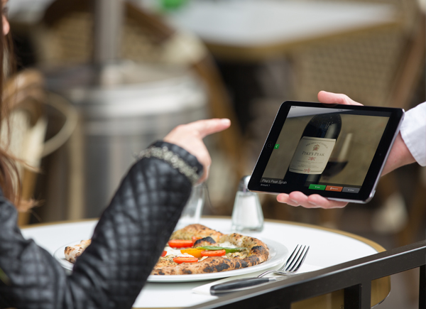 在iPad光滑餐馆选择葡萄酒