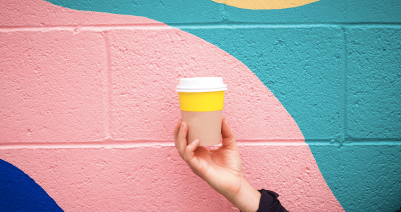 咖啡杯和五颜六色的墙壁